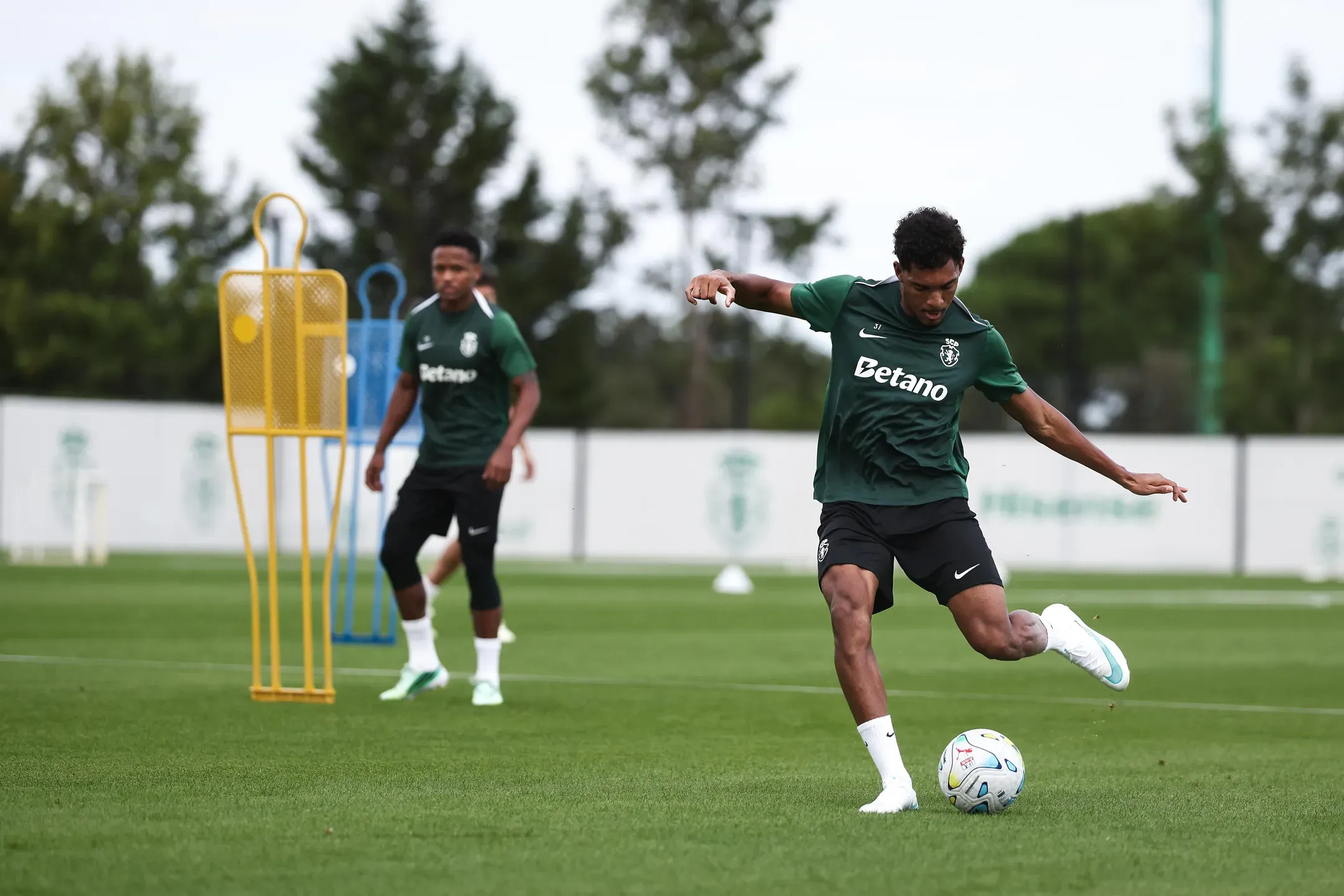 Rui Borges com dois regressos no treino