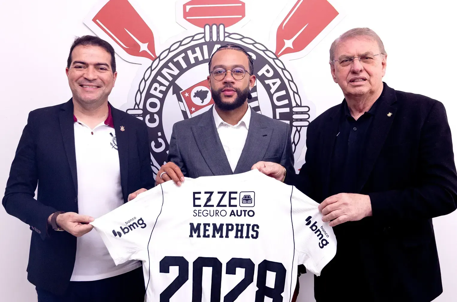 Oficial: Depay renova com o Corinthians