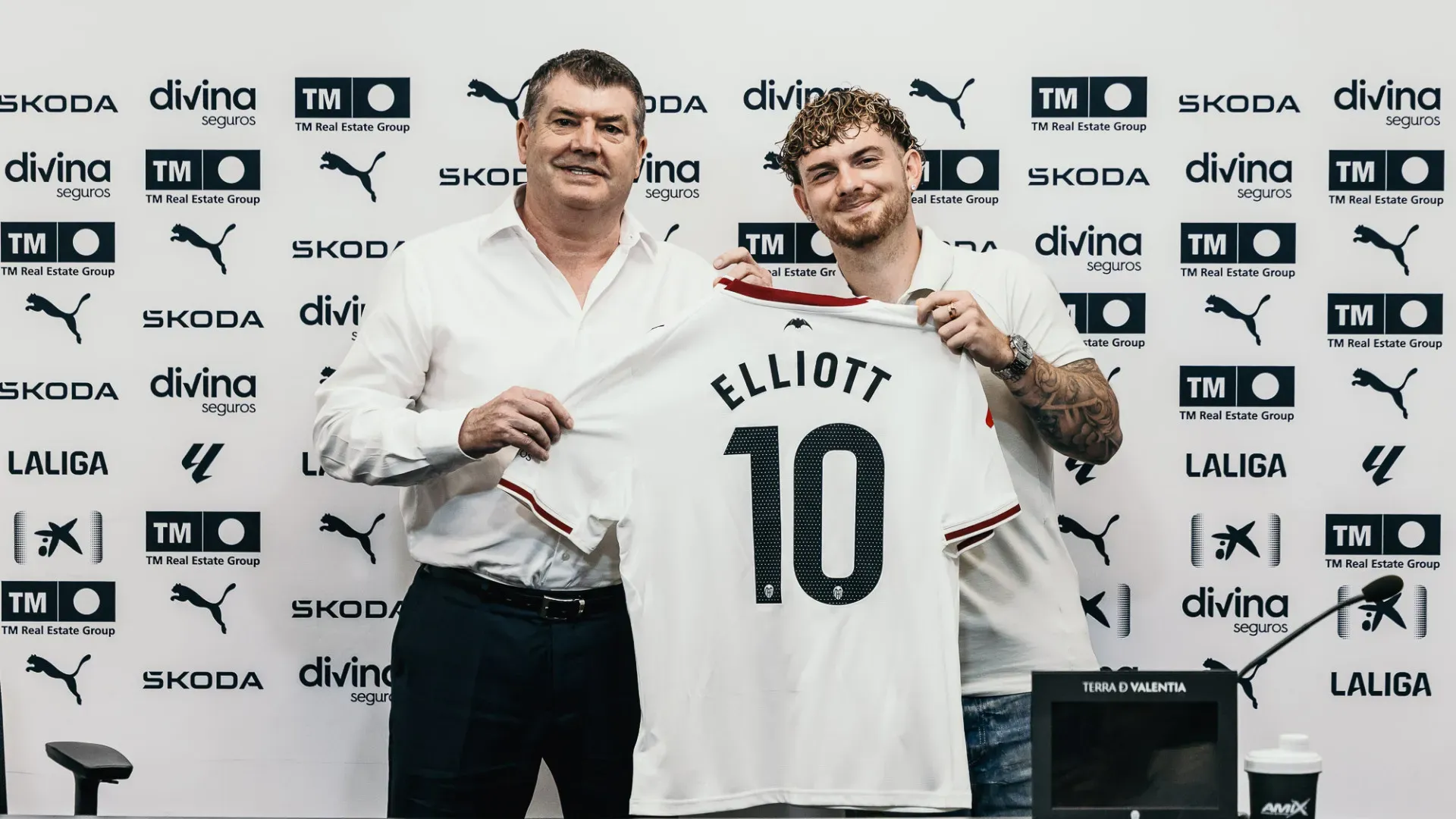 Oficial: Harvey Elliott reforça o Valência