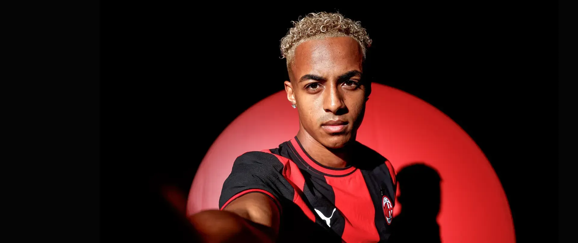 Oficial: Hutchinson reforça o Milan de Amorim