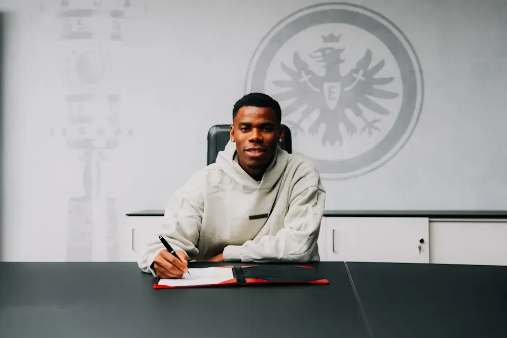 Oficial: Raphael Onyedika reforça o Eintracht Frankfurt