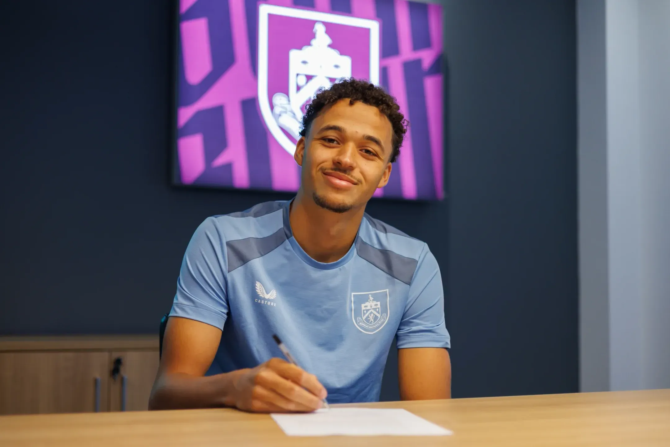 Oficial: Alleyne emprestado ao Burnley 