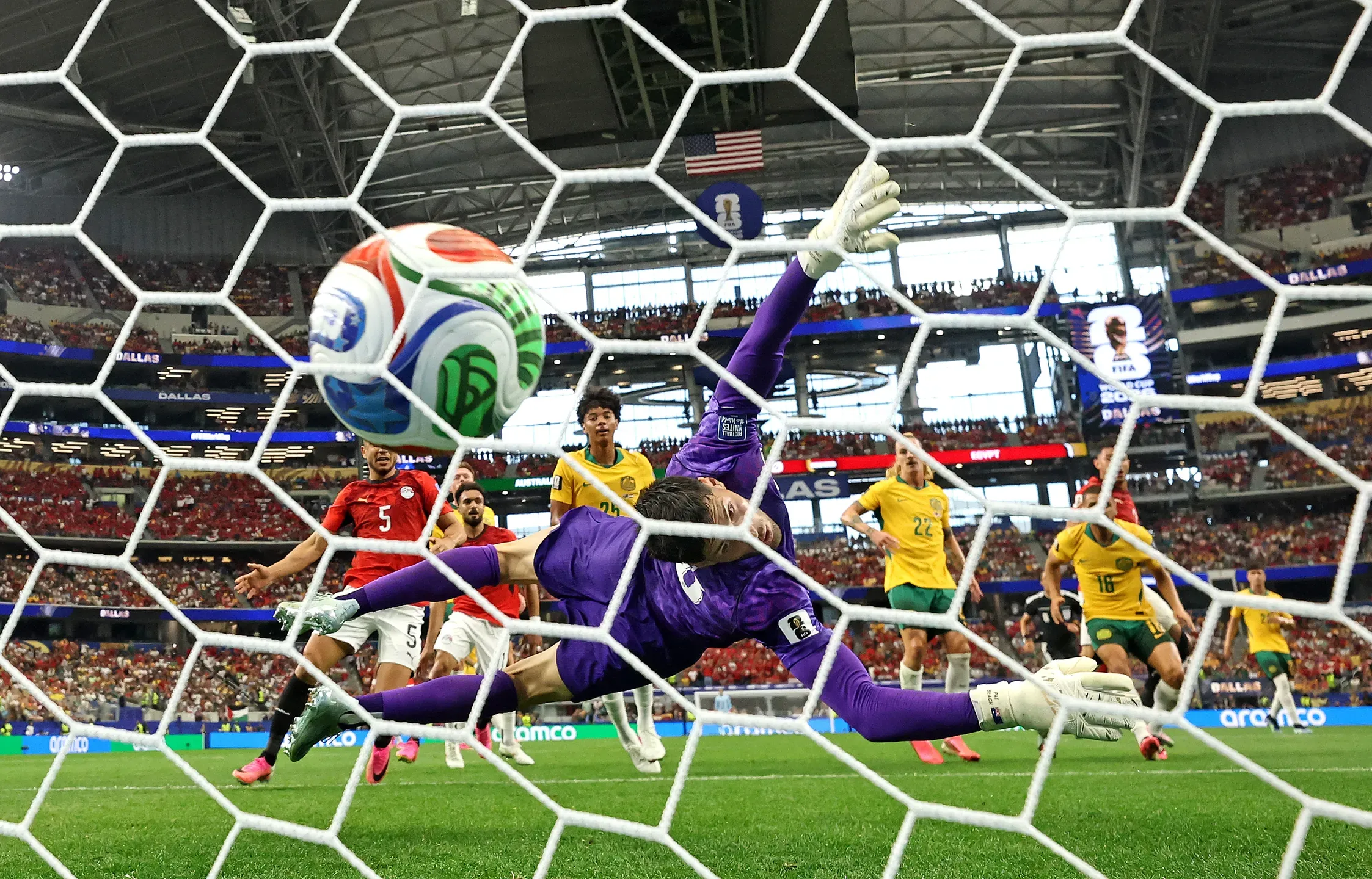 Outro Olhar Mundial: a desilusão portuguesa e a festa do futebol