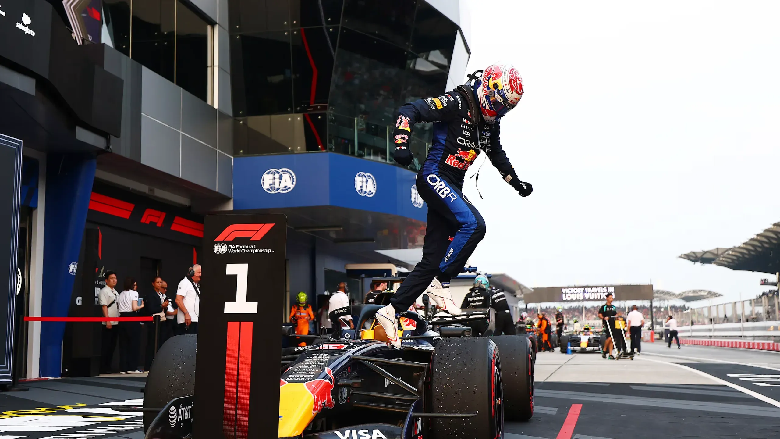 Verstappen soma primeira vitória esta temporada