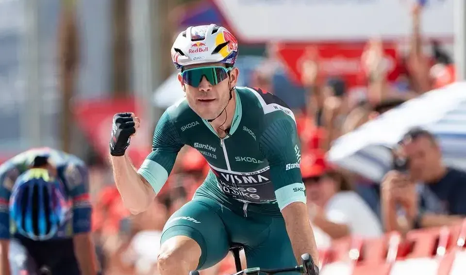 Van Aert vence em Loja no dia das fugas