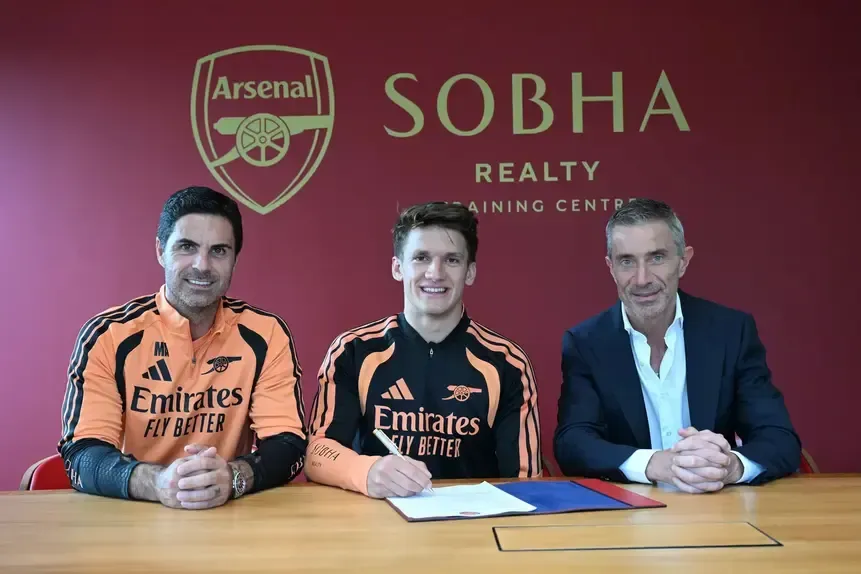 Oficial: Christos Tzolis reforça o Arsenal