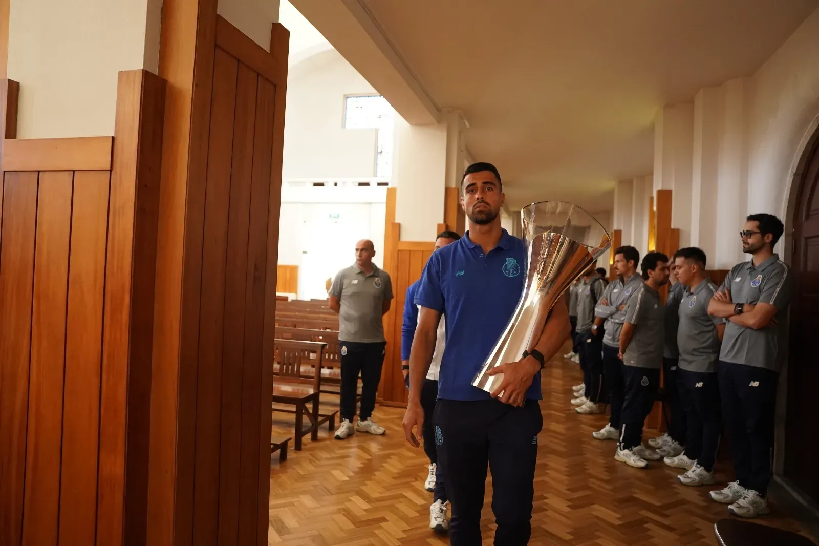 Plantel do FC Porto presta homenagem a Jorge Costa
