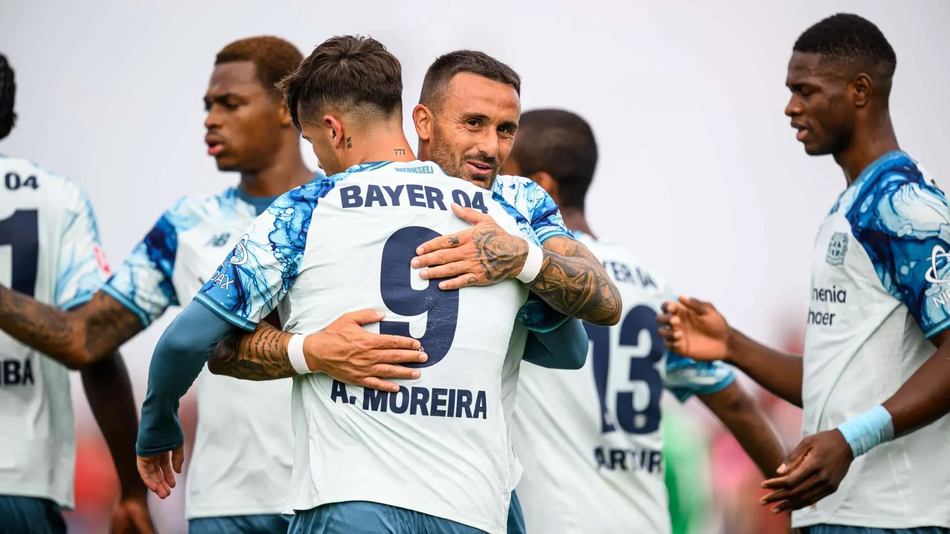 Afonso Moreira bisa na estreia pelo Leverkusen