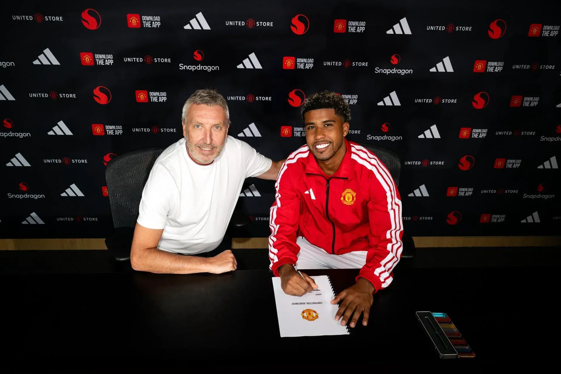 Oficial: Andrey Santos reforça Manchester United