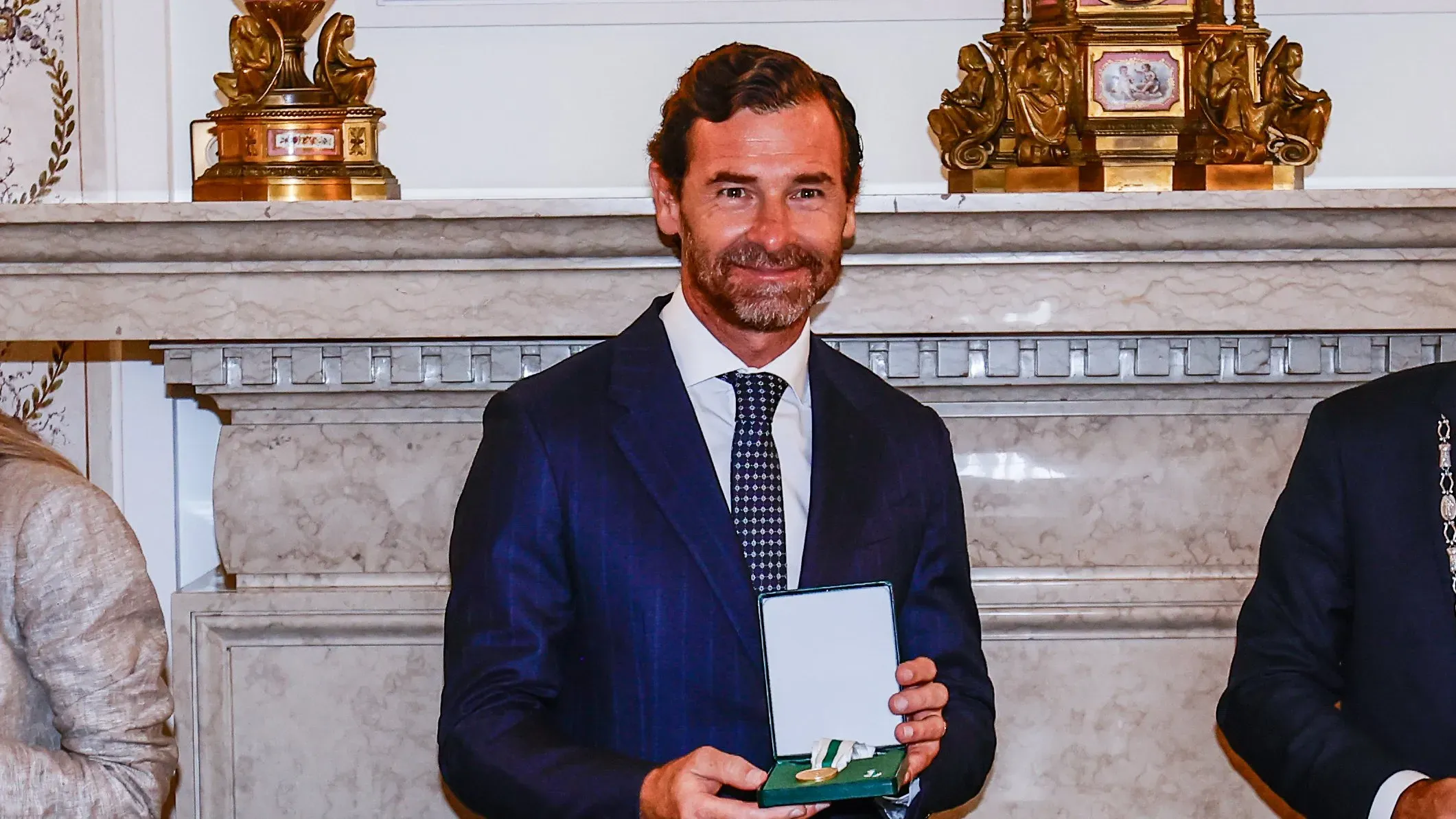Villas-Boas condecorado com Medalha de Mérito