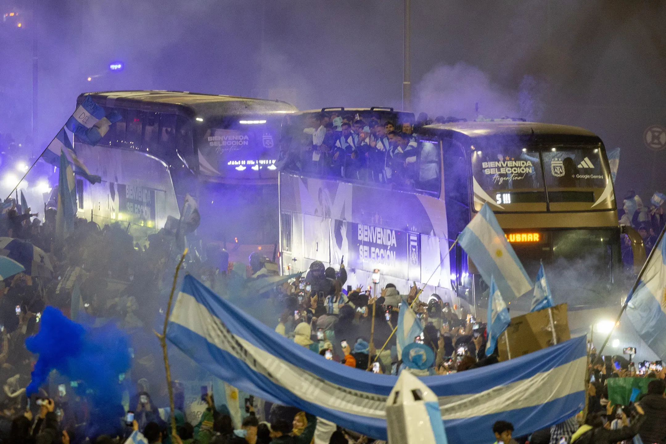 Milhares de adeptos no regresso a casa da Argentina