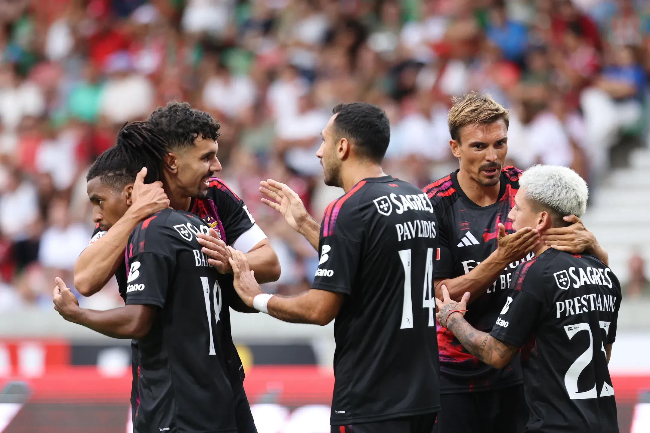Barreiro bisa na vitória do Benfica 