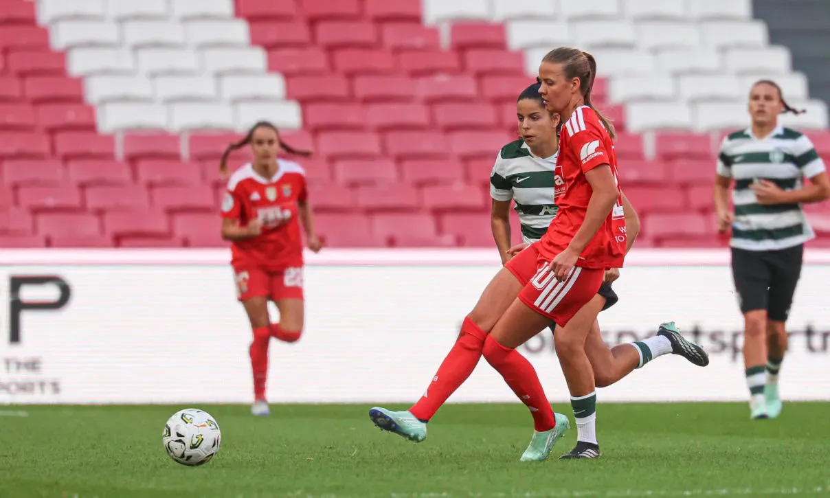 Benfica goleia no dérbi lisboeta