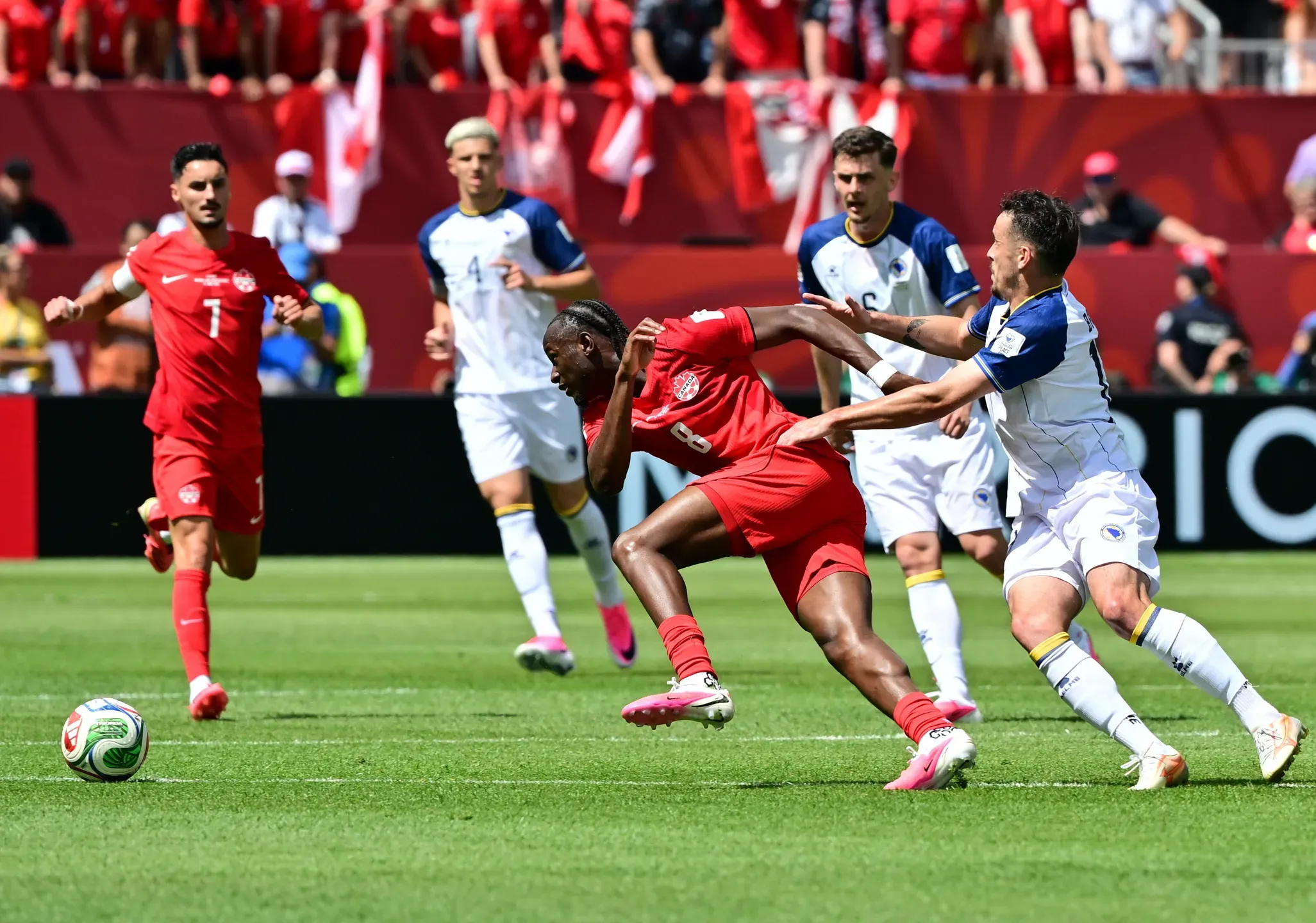 Canadá e Bósnia dividem pontos