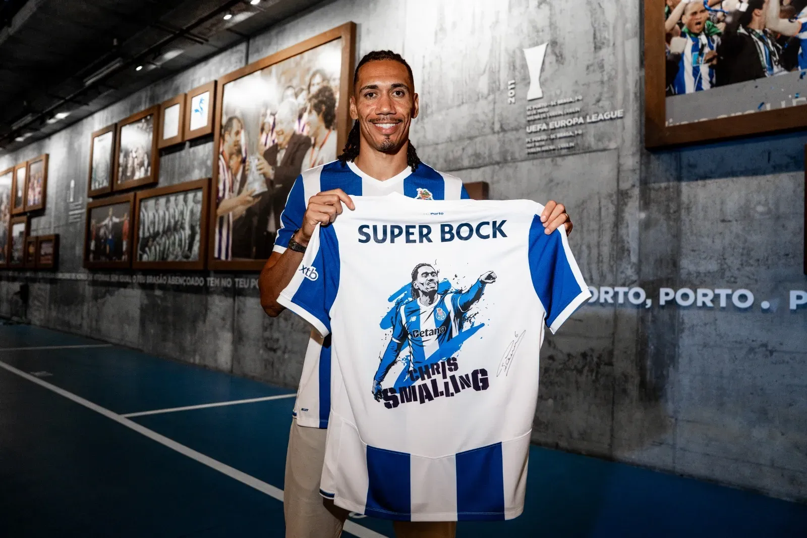 Oficial: Internacional inglês reforça FC Porto