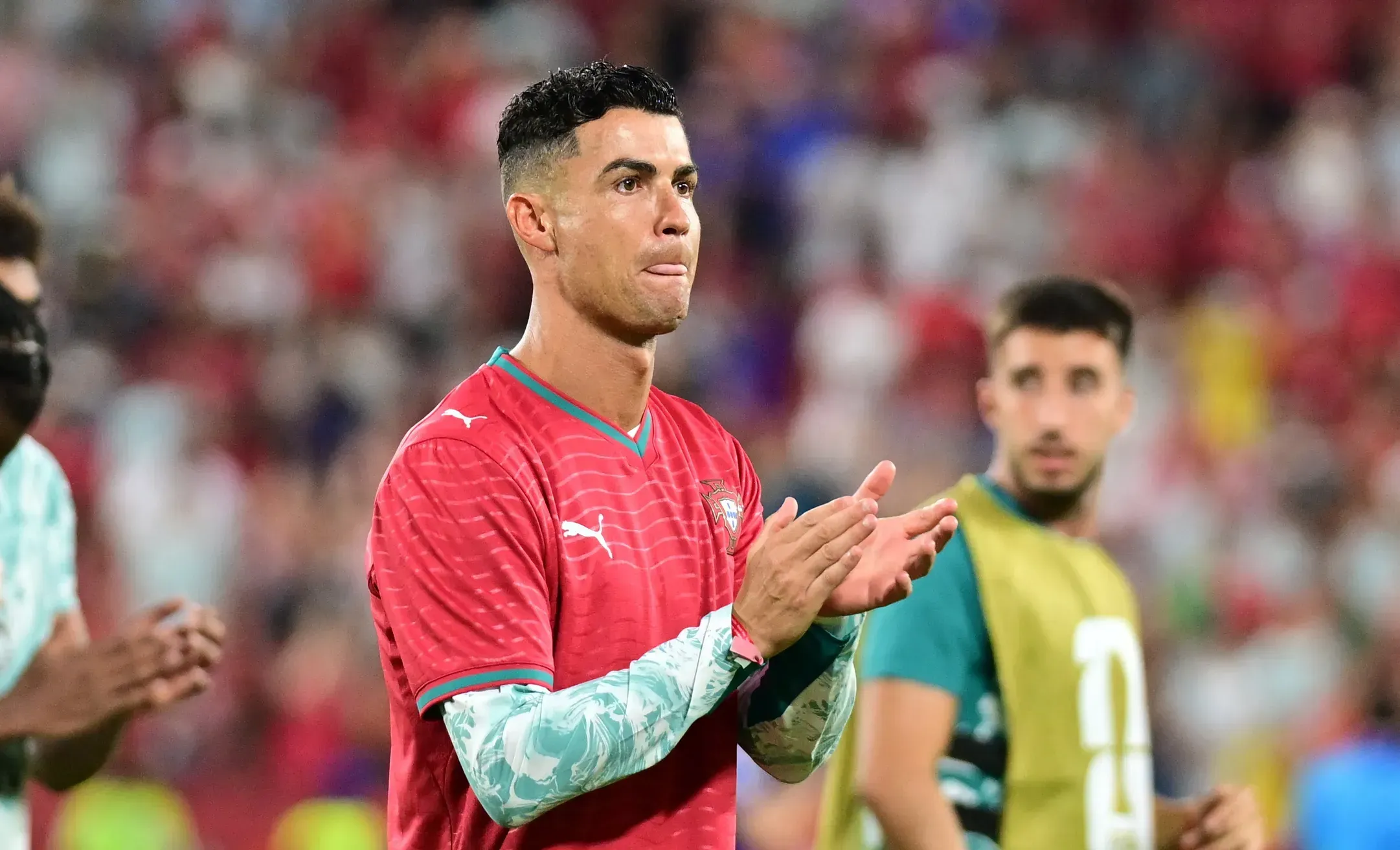 Cristiano Ronaldo emociona-se em homenagem a Diogo Jota