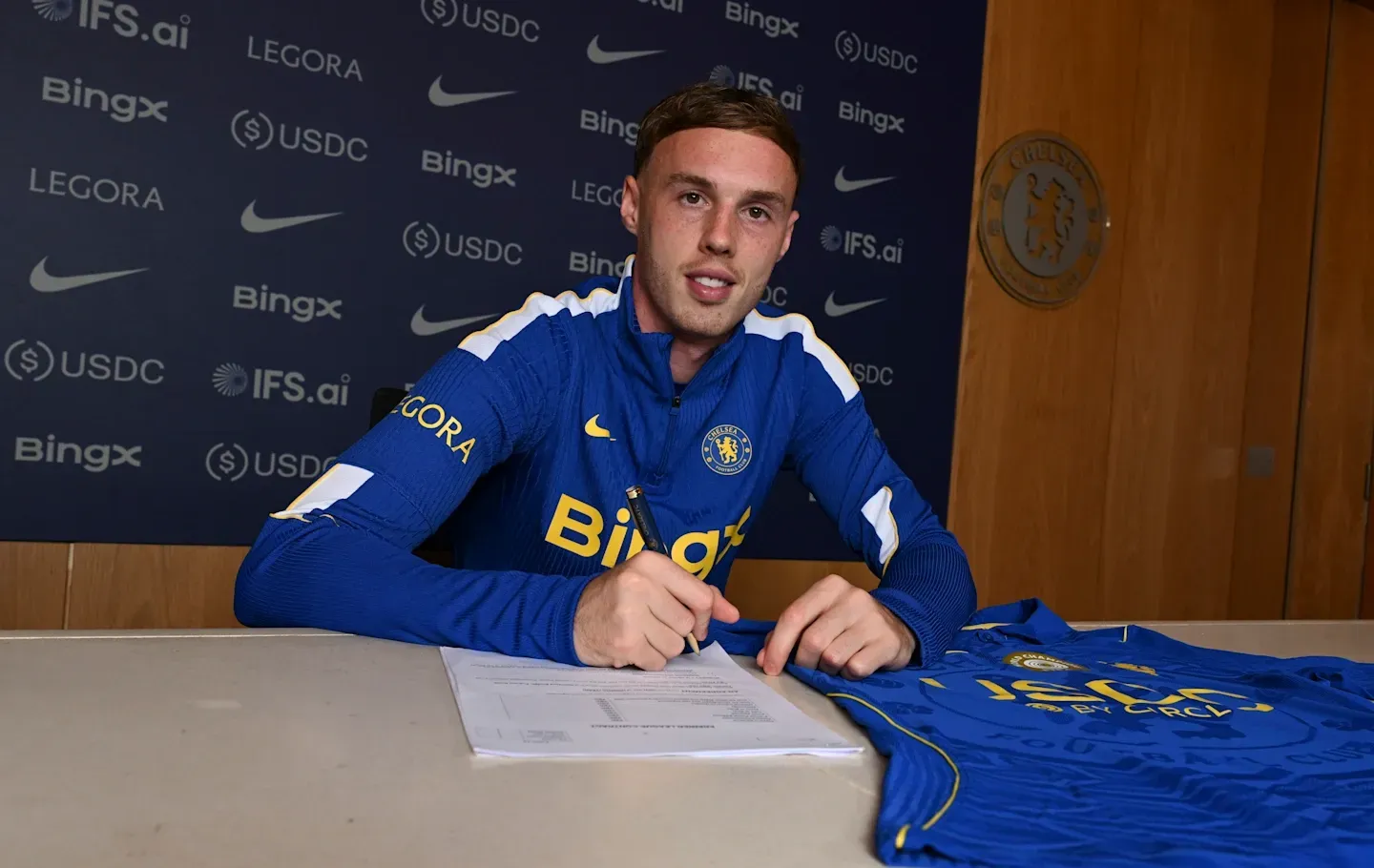 Oficial: Chelsea renova com internacional inglês
