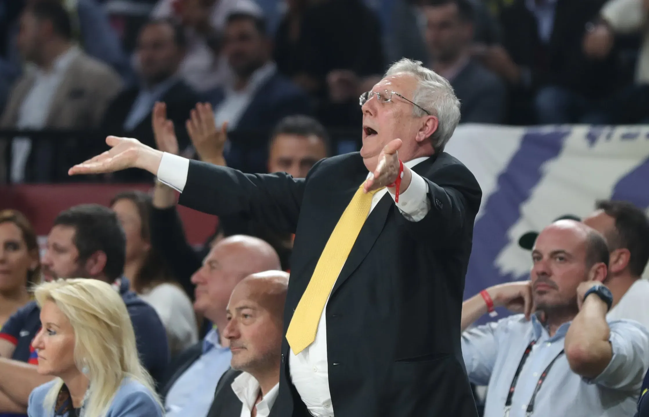 Presidente do Fenerbahçe recusa demissão de treinador