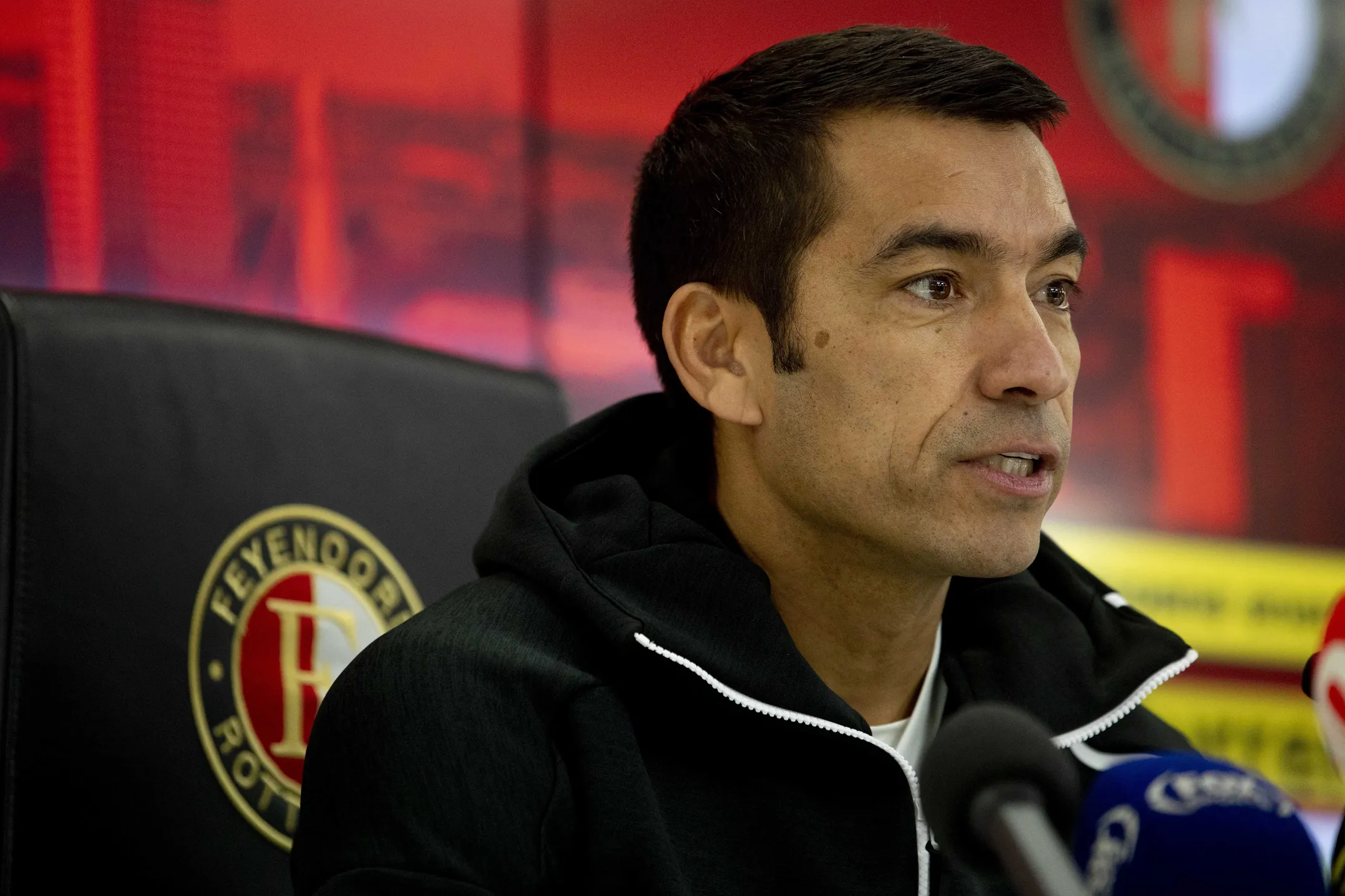 Van Bronckhorst é o novo treinador do Feyenoord