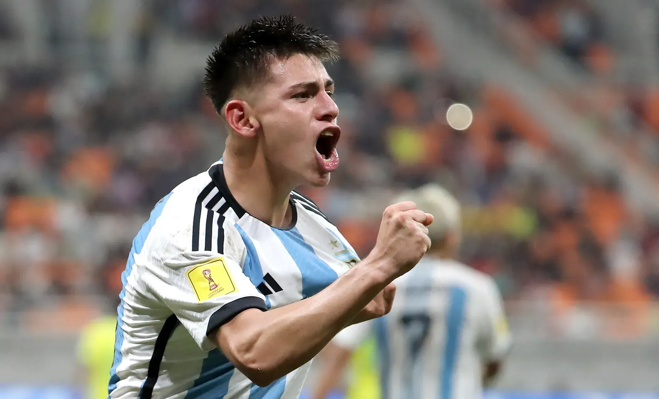 Echeverri fechado no Benfica