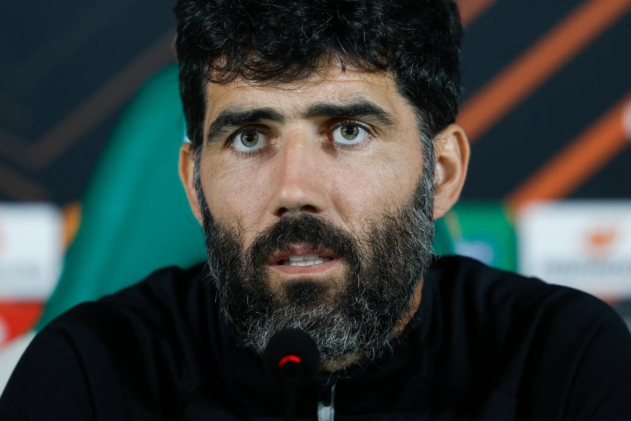 Luís Neto suspenso por insultos ao árbitro