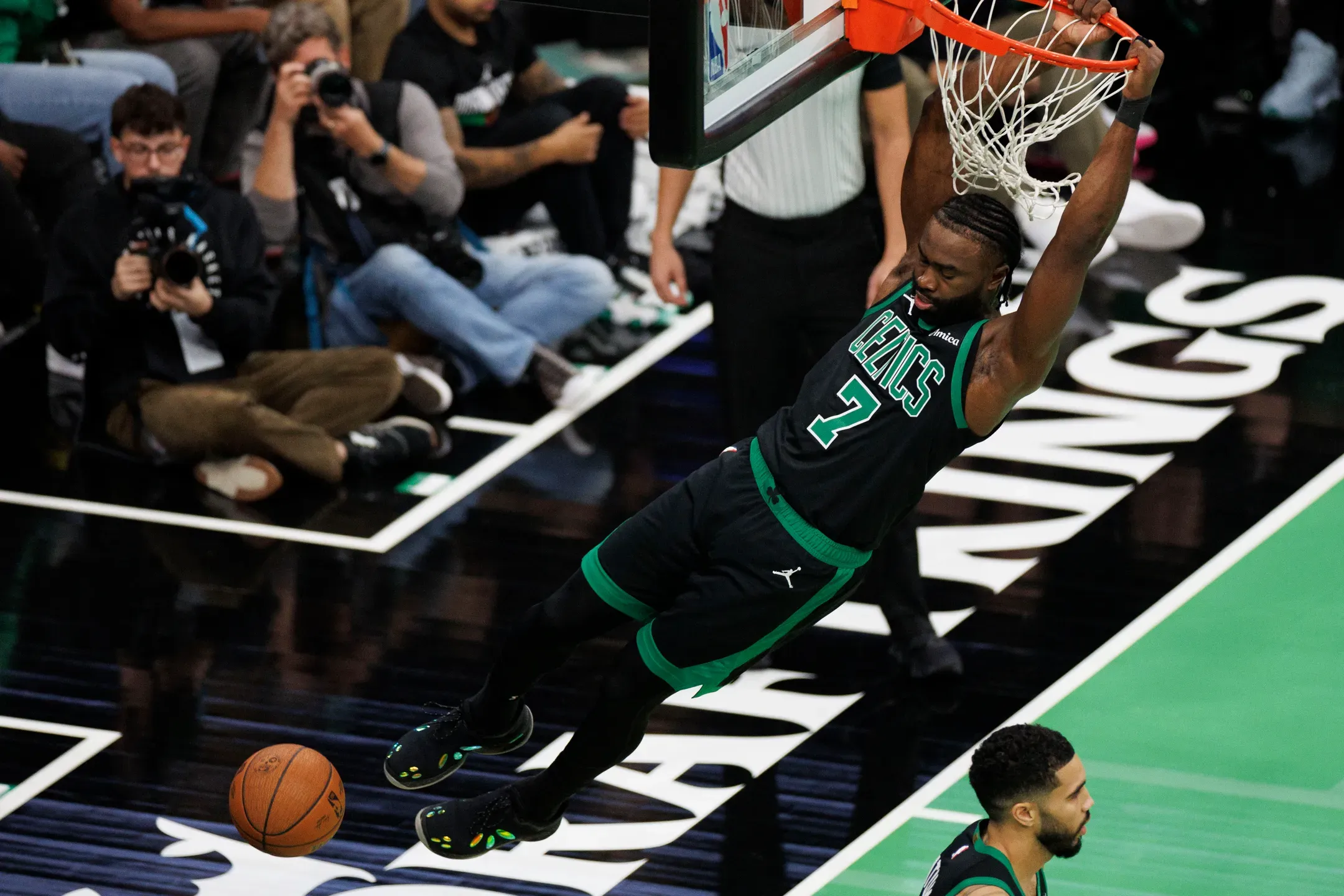 Jaylen Brown reforça os 76ers