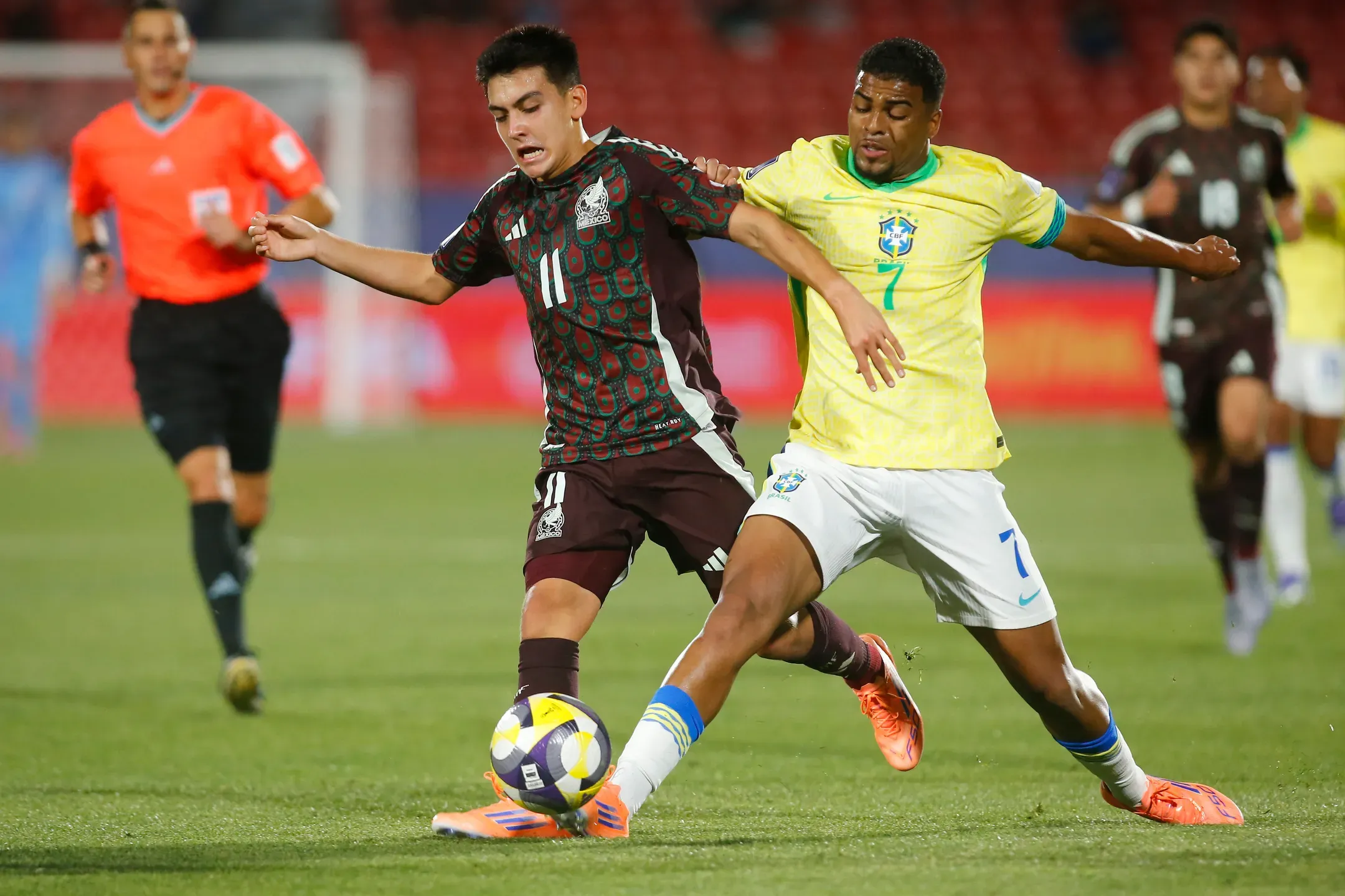 Extremo Gustavo Prado vai reforçar o Vitória SC