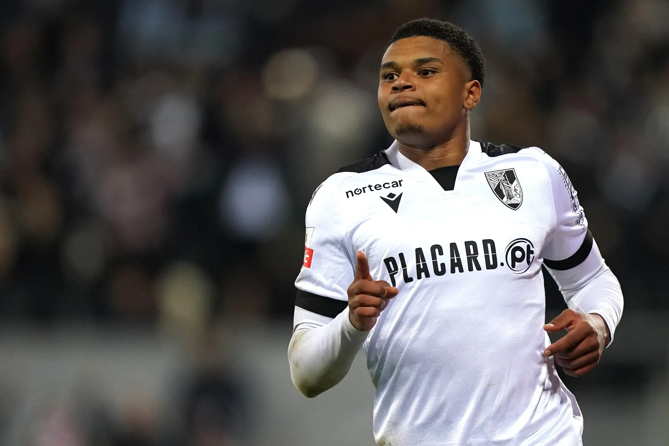 Vitória SC oficializa saída de Saviolo