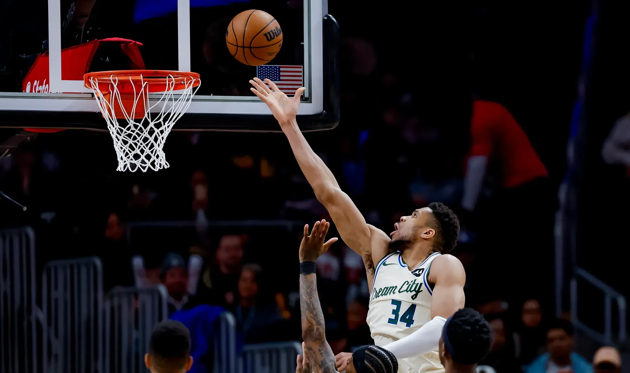 Giannis Antetokounmpo pode juntar-se a Neemias Queta