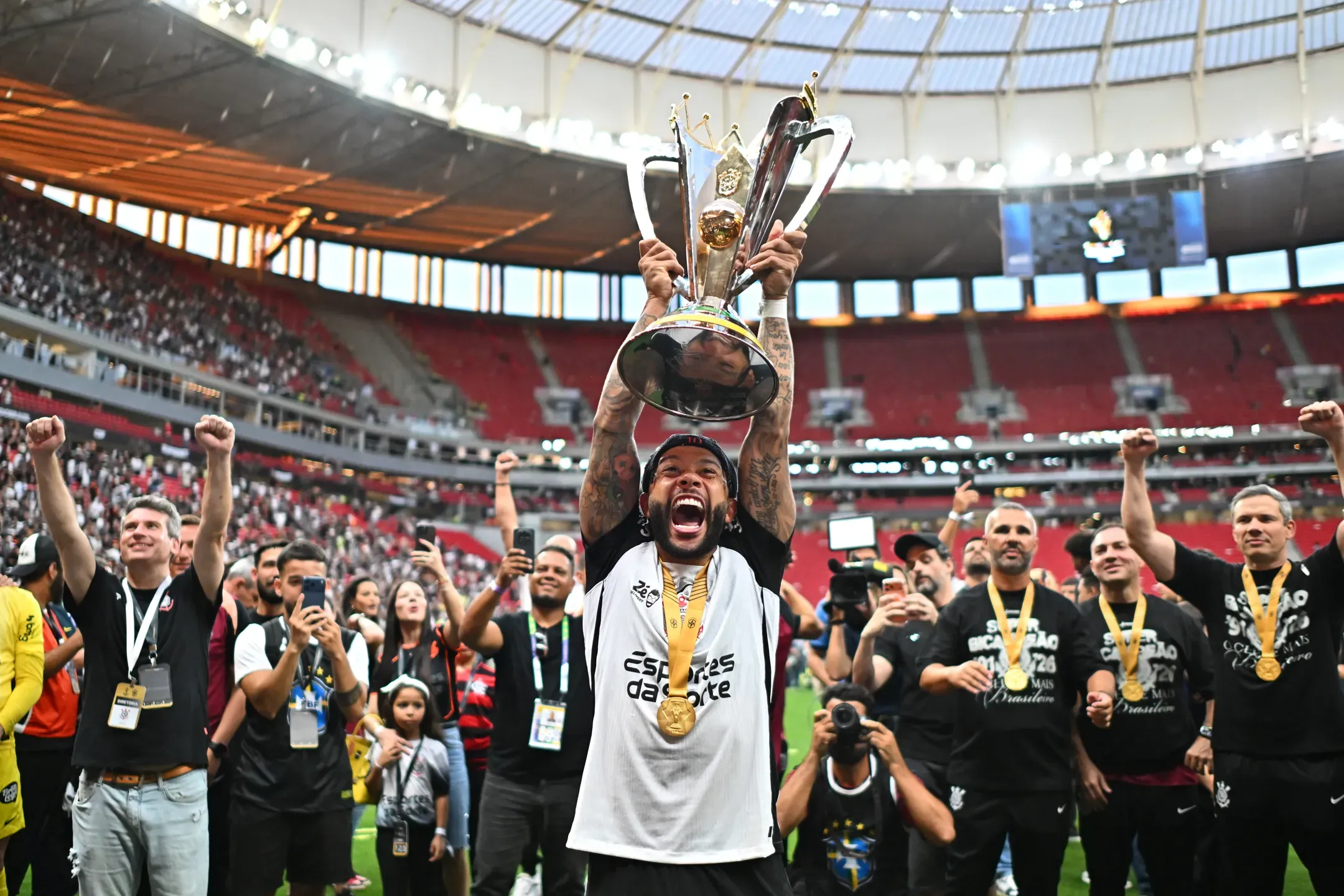 Corinthians volta atrás e renova com Depay