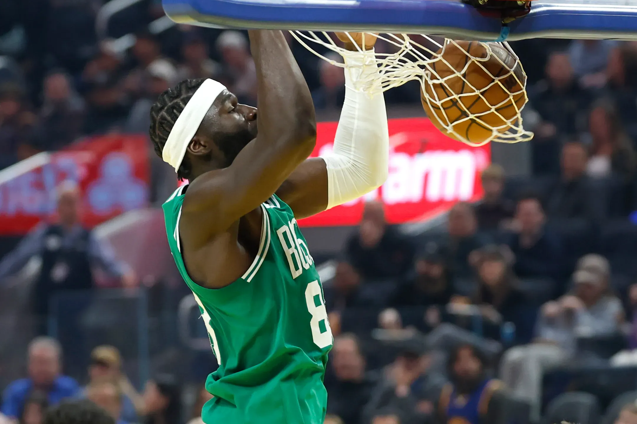 Celtics prolongam contrato de Neemias Queta