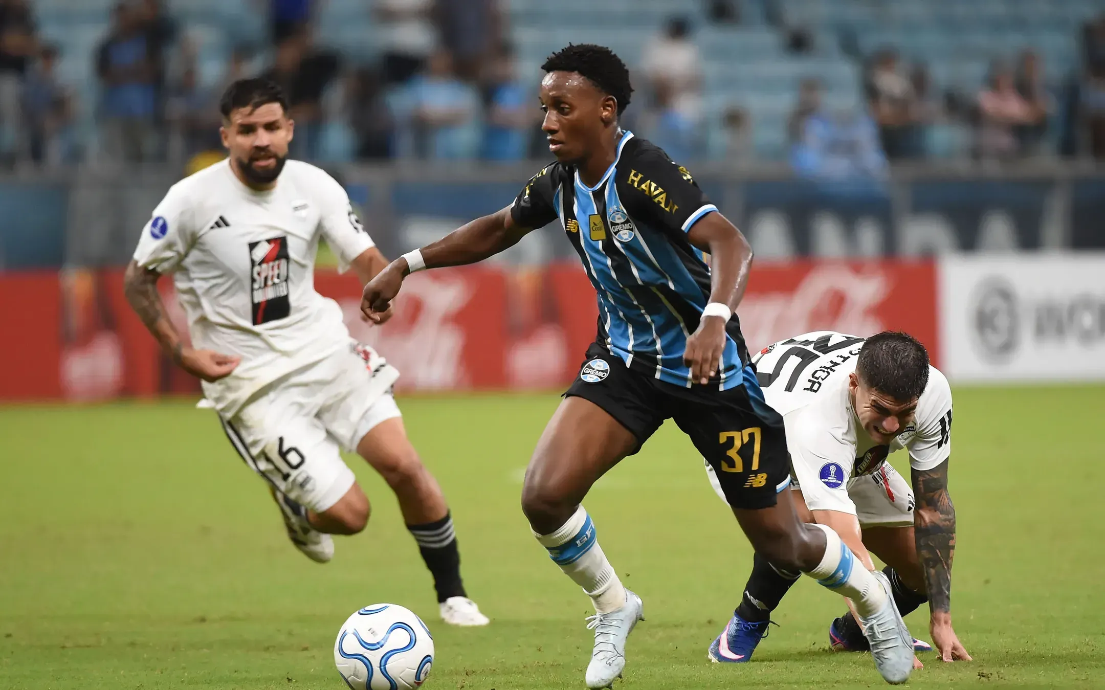 FC Porto prepara proposta por Gabriel Mec