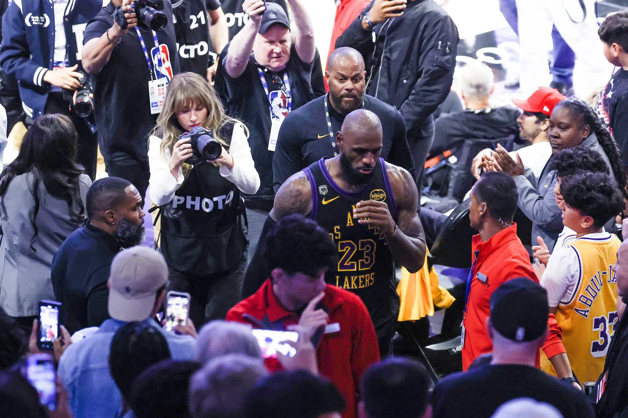 Oficial: oito anos depois LeBron James fecha ciclo nos Lakers