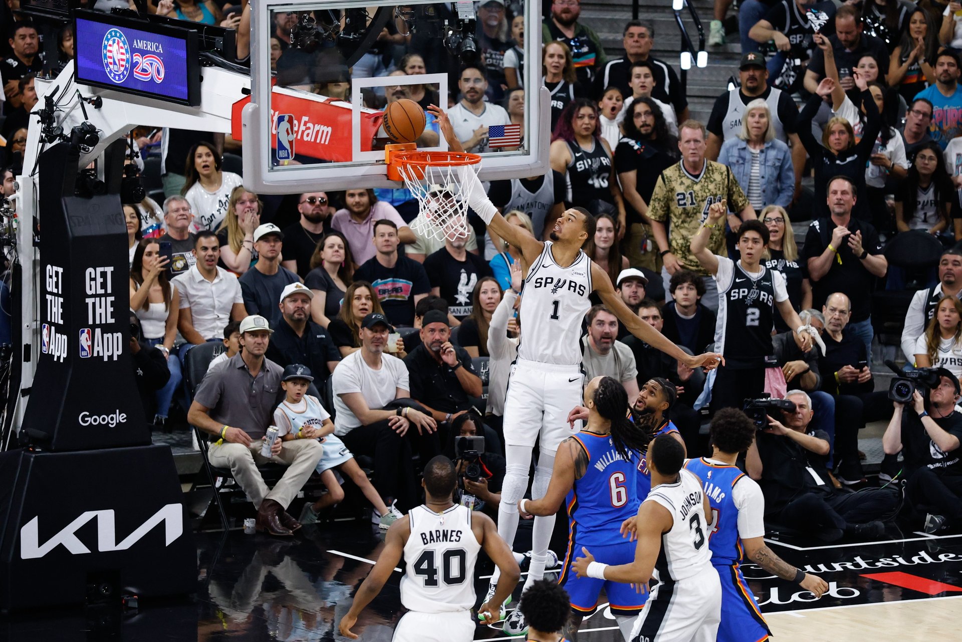 Spurs empatam finais do Oeste