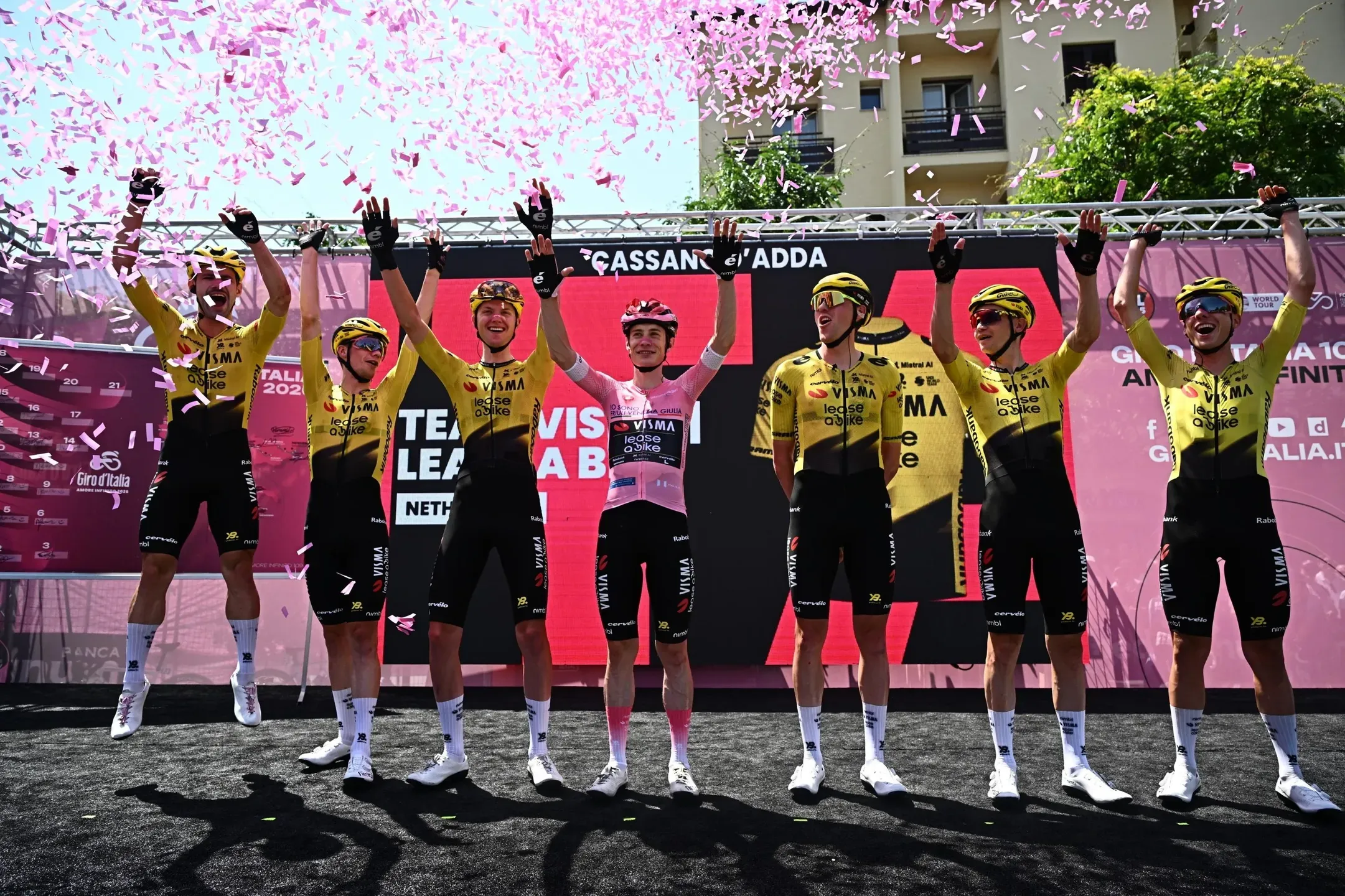 Afonso Eulálio segura camisola branca e top 10 no Giro