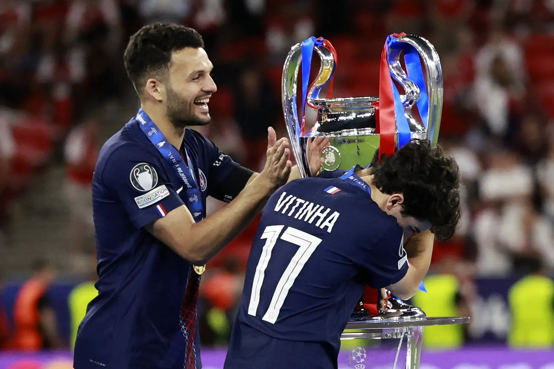Vitinha e Nuno Mendes no onze ideal da Champions