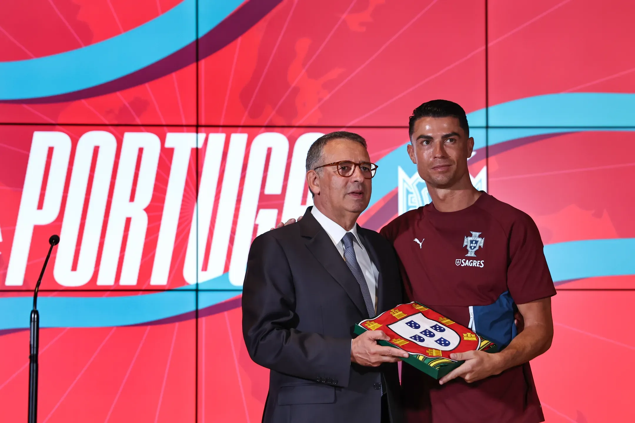 Cristiano Ronaldo entrega camisola assinada pela Seleção Nacional ao Presidente da República