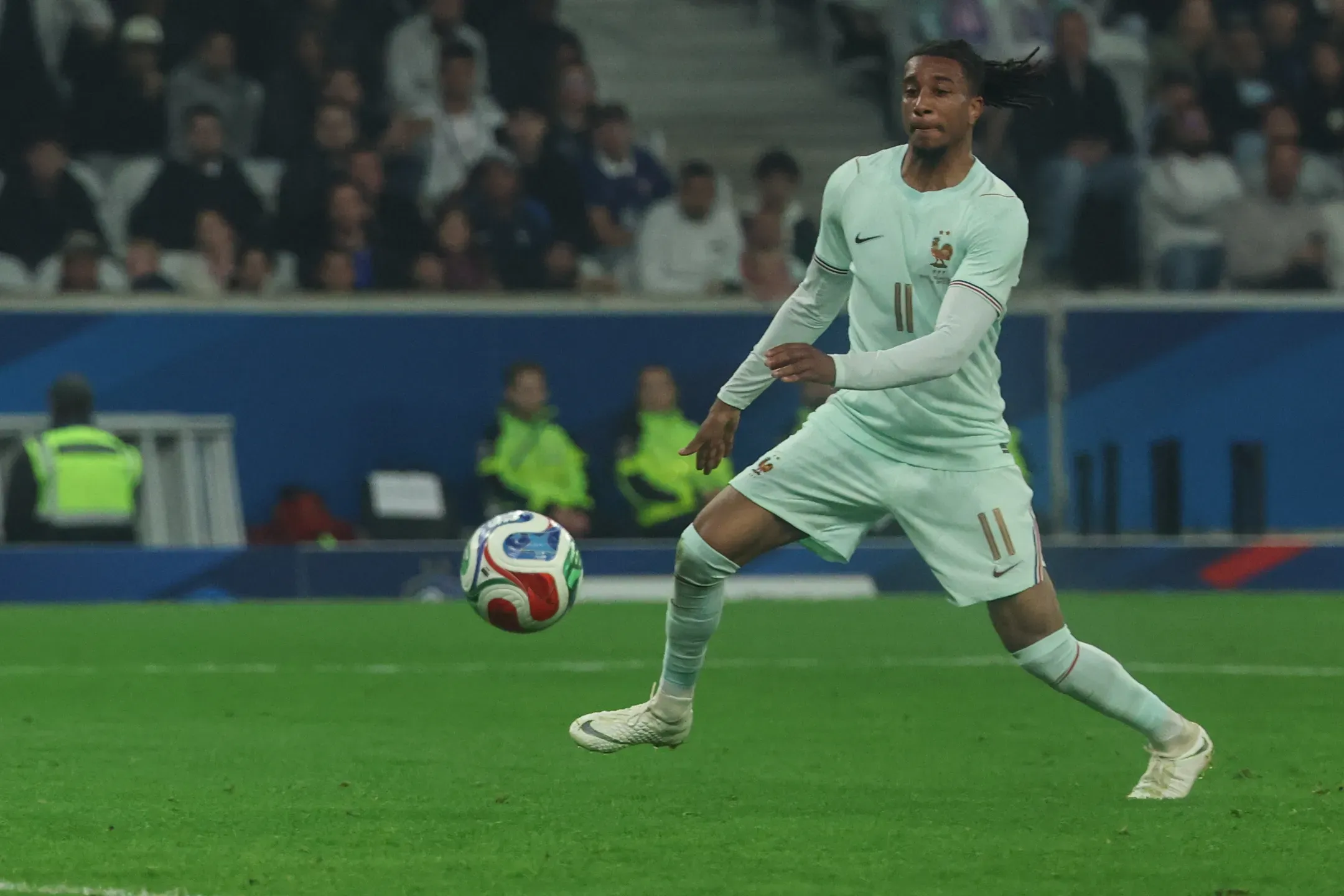 Olise faz o primeiro hat-trick da carreira