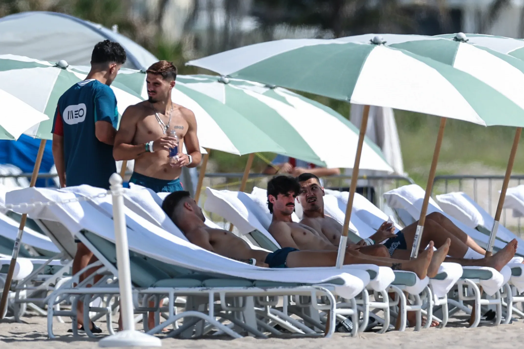Matheus Nunes revela motivo de idas à praia