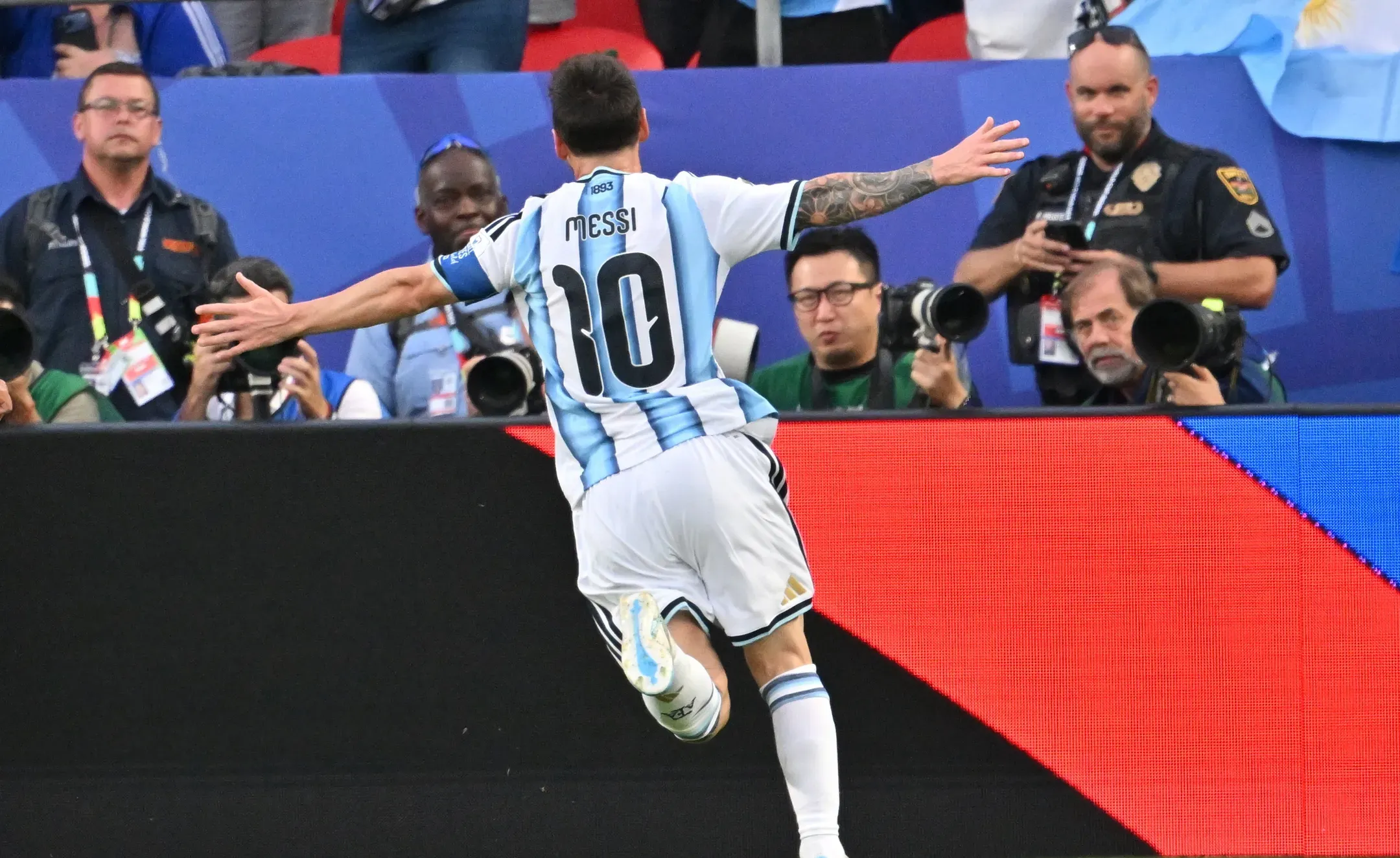 Argentina bate Áustria em jogo histórico de Messi