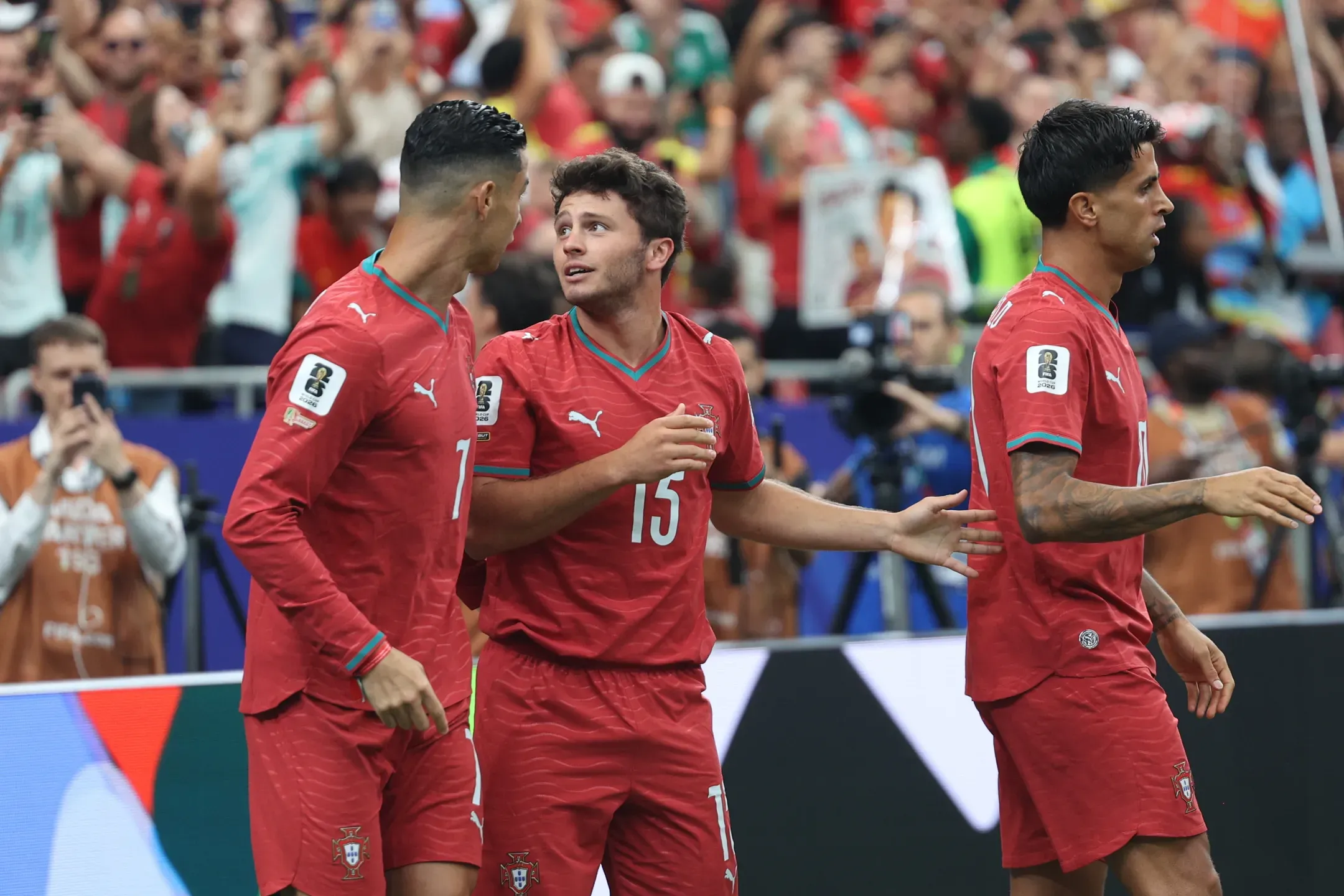 João Neves deixa elogios a Ronaldo