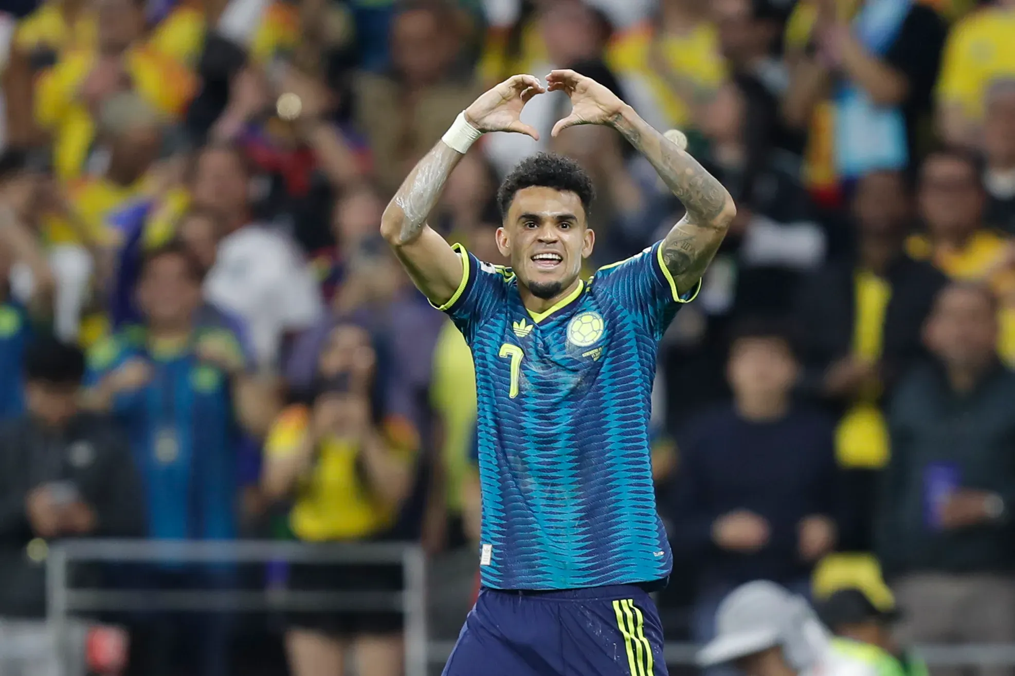 Colômbia impõe-se na estreia frente ao Uzbequistão