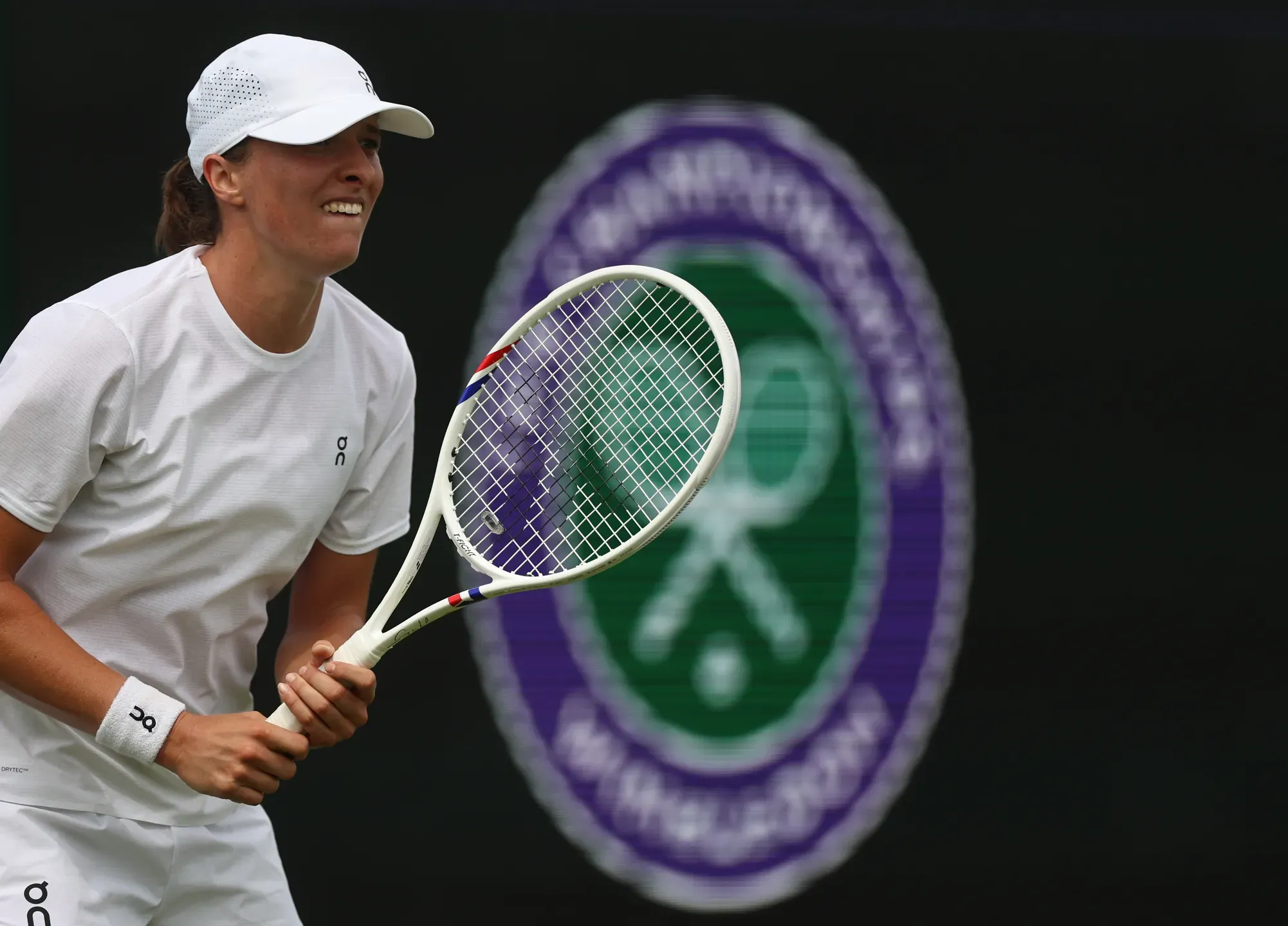 Iga Swiatek arranca defesa do título com vitória em Wimbledon