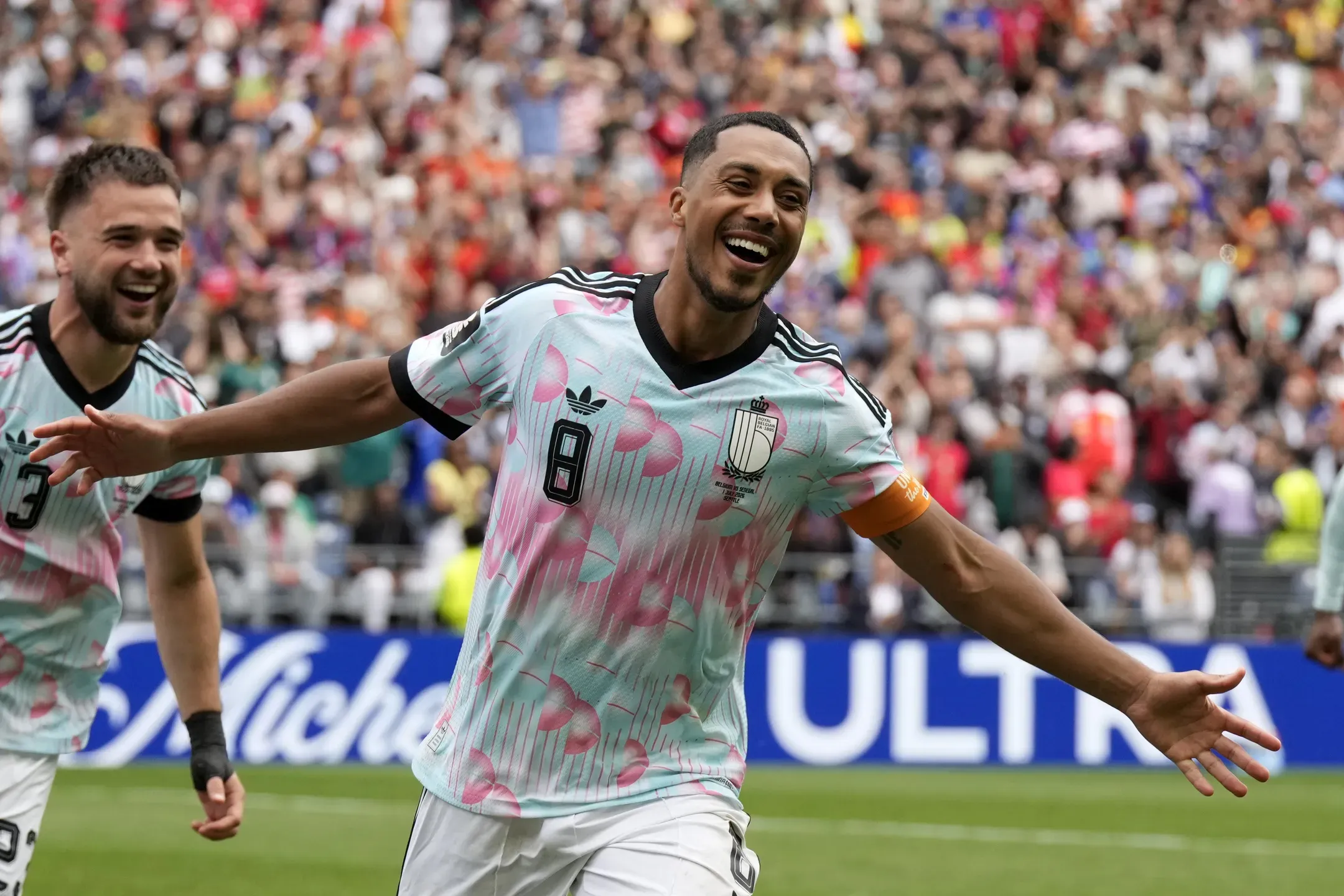 Oficial: Manchester United contrata Tielemans