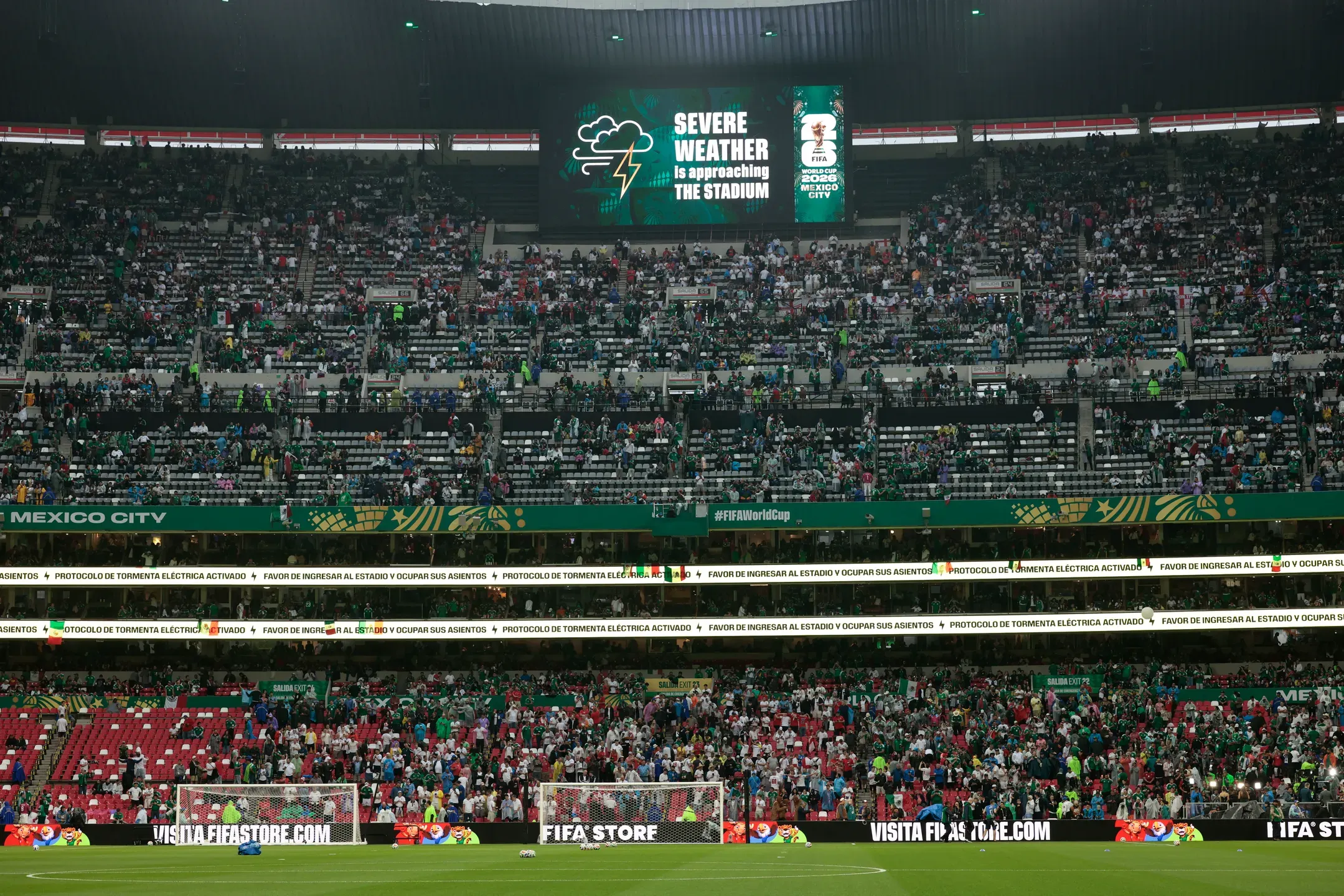 Chuva adia o início do México-Inglaterra