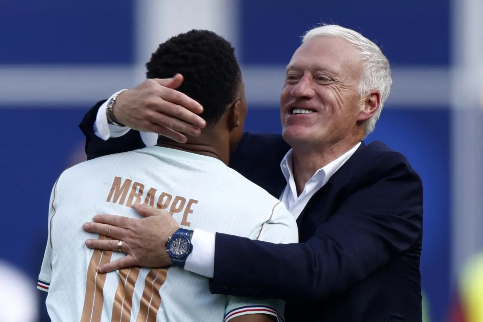 Mbappé deixa elogios na despedida a Deschamps