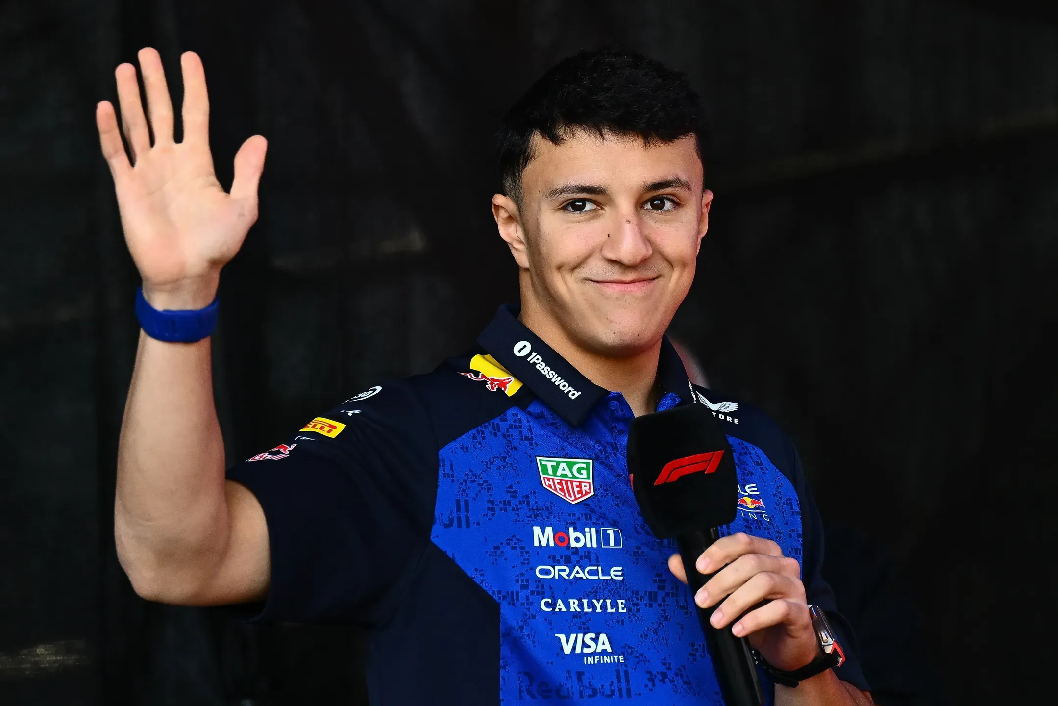 Oficial: RedBull renova com Hadjar