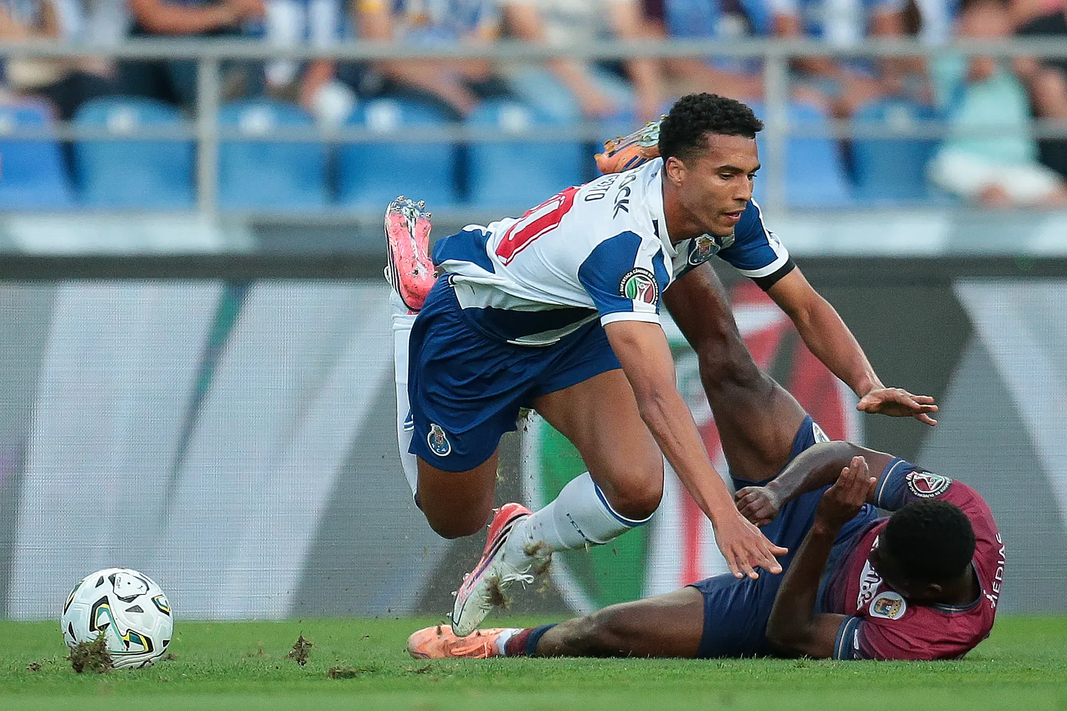Alberto Costa é baixa no regresso aos treinos do FC Porto