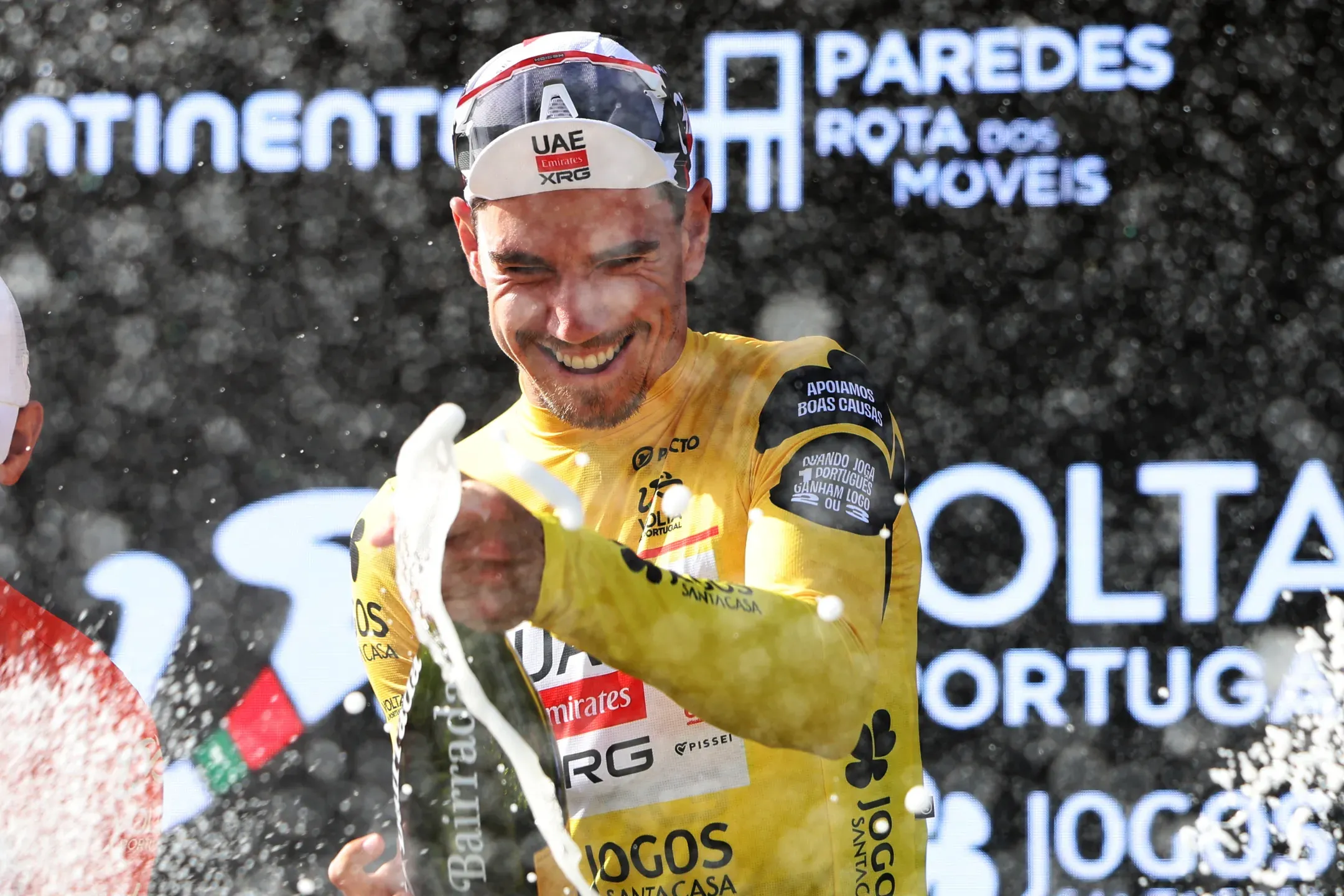 Rui Oliveira segura amarela na Volta a Portugal