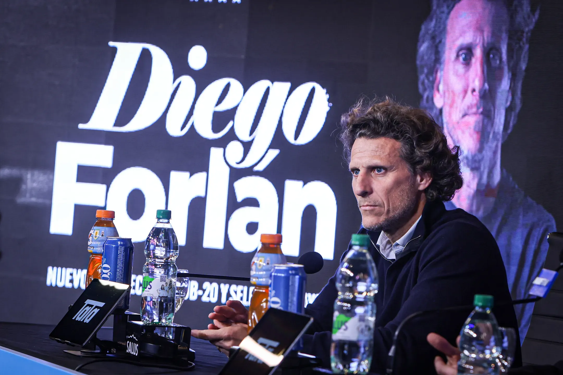 Forlán convoca trio de Portugal